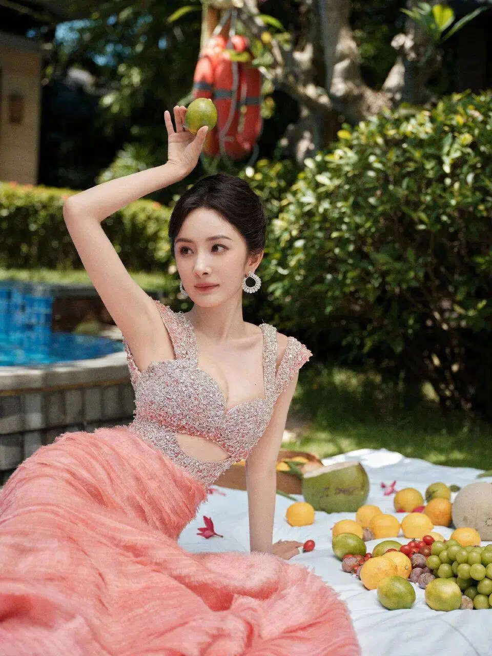 杨幂真是大宝藏，人美身材好，丰腴又迷人