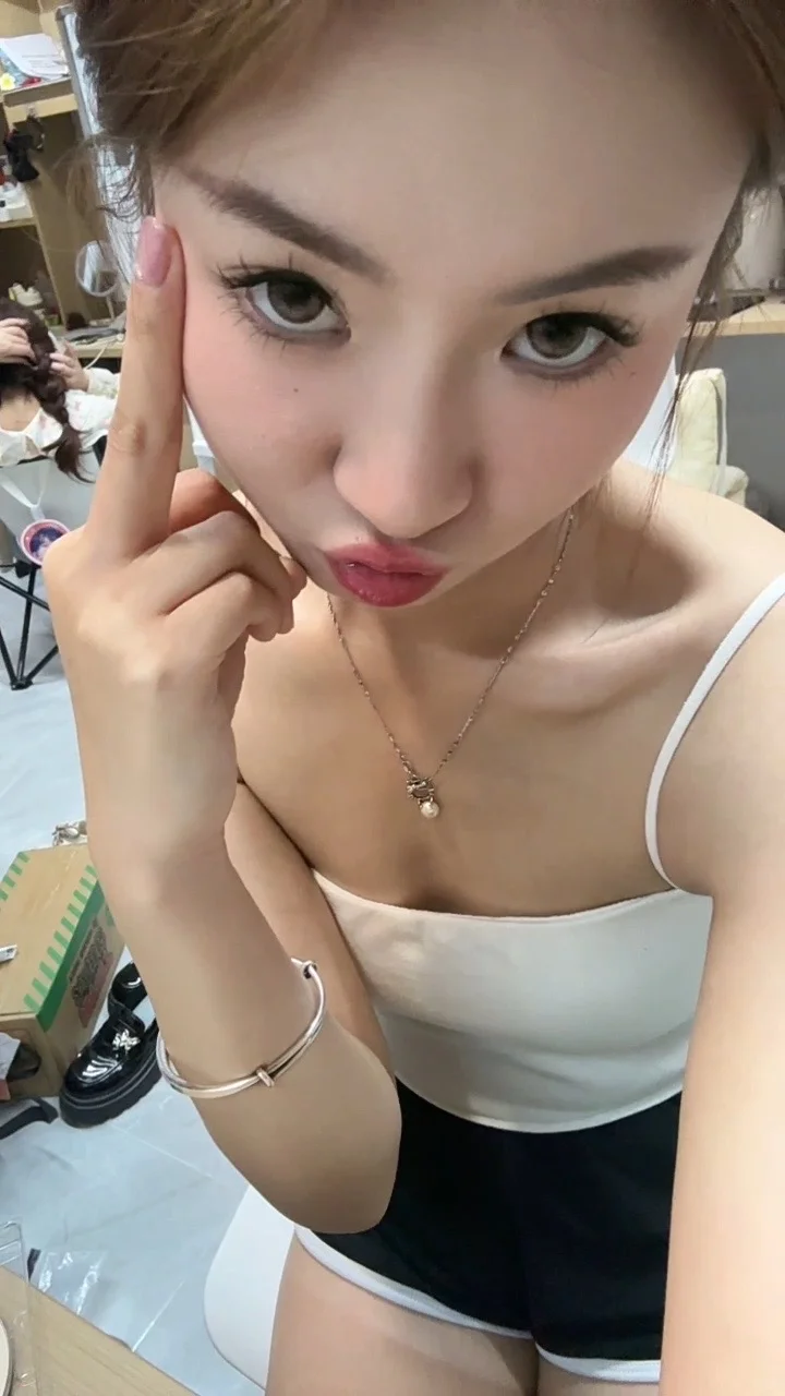 眼睛一眨一眨的超喜欢的那种