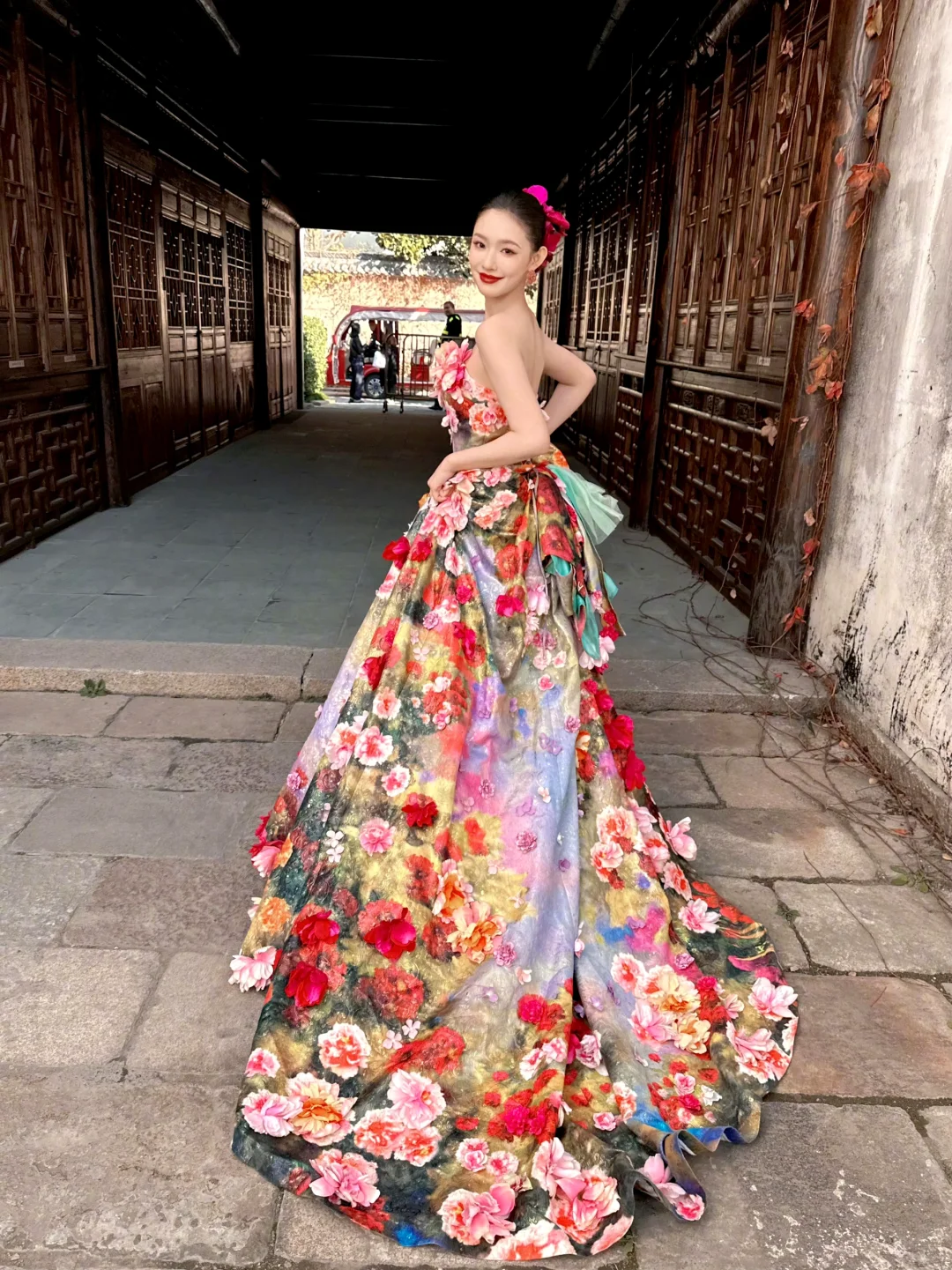 就应该明艳的美丽呀！！！林允这次造型美艳