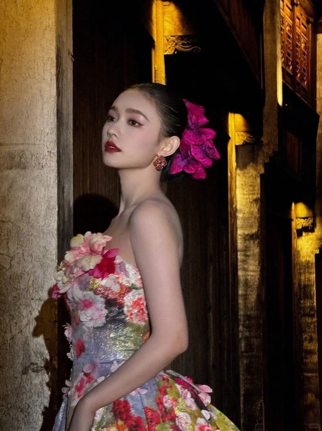 就应该明艳的美丽呀！！！林允这次造型美艳