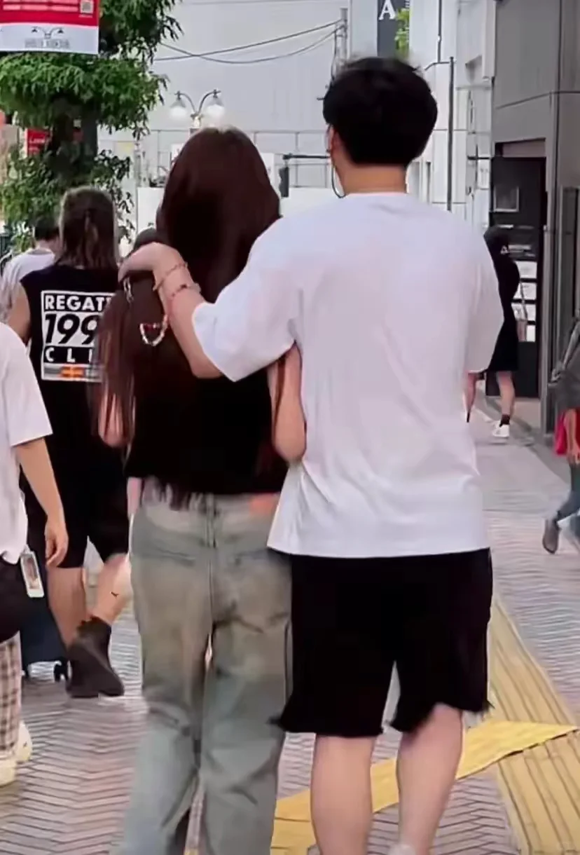 网红懒懒成功入住王思聪豪宅，晒照宣示主权