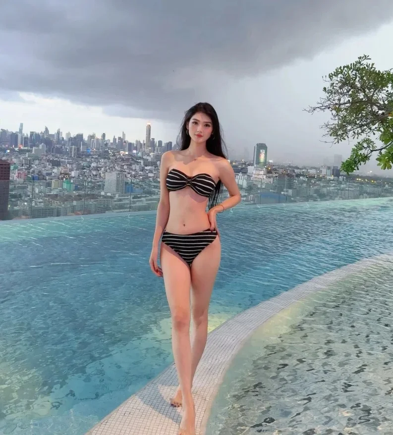 黑色比基尼👙，泳池边的性感宝贝🏖