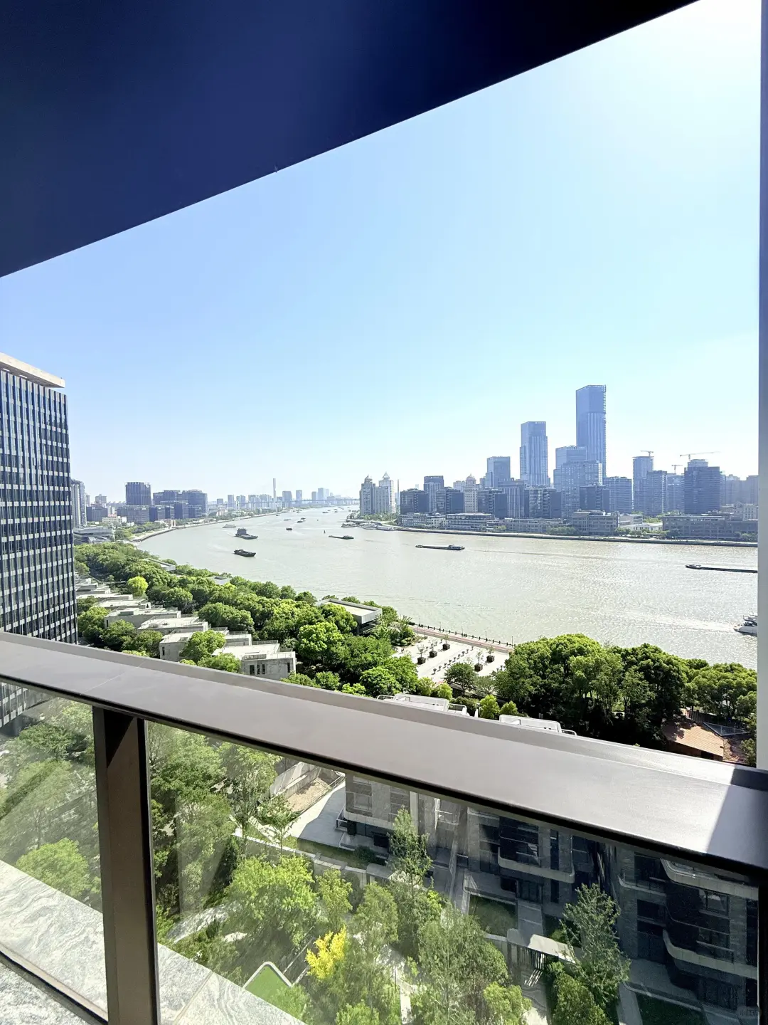 上海陆家嘴242平看江景的家，新房首次出租