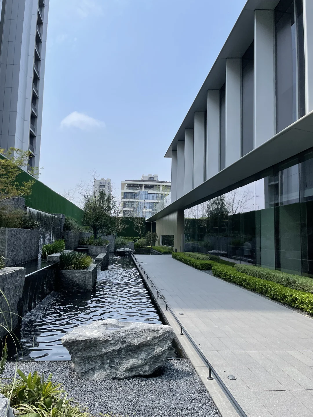 恭喜我吧，在杭州有房了，地铁直达西湖边。