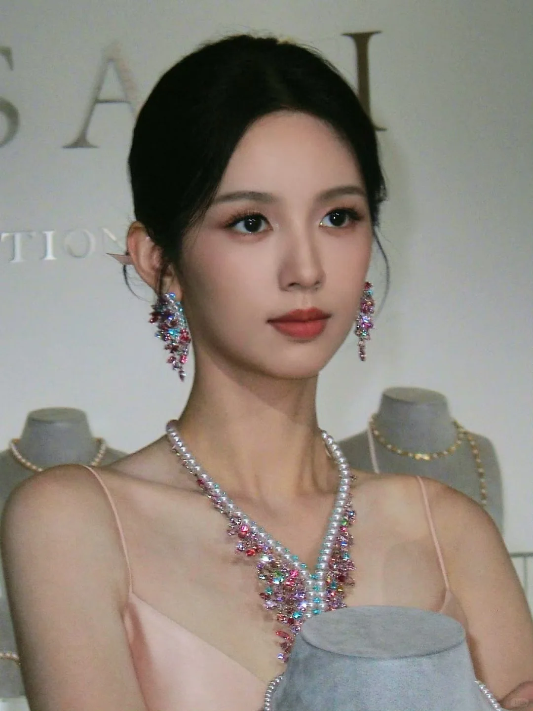 珠宝配美人具象化了。。。。。