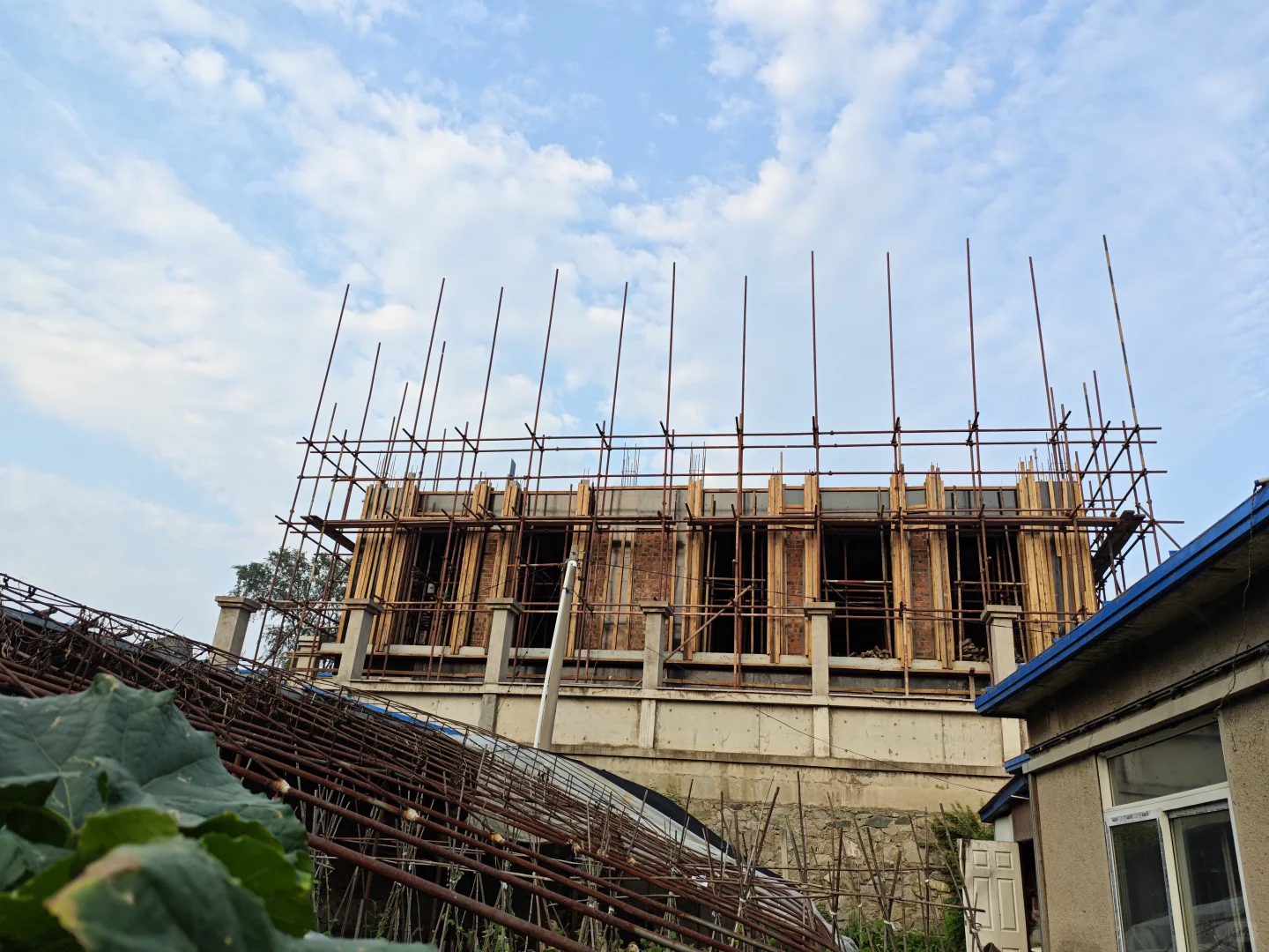 问问这宅基地上这么建合法嘛？