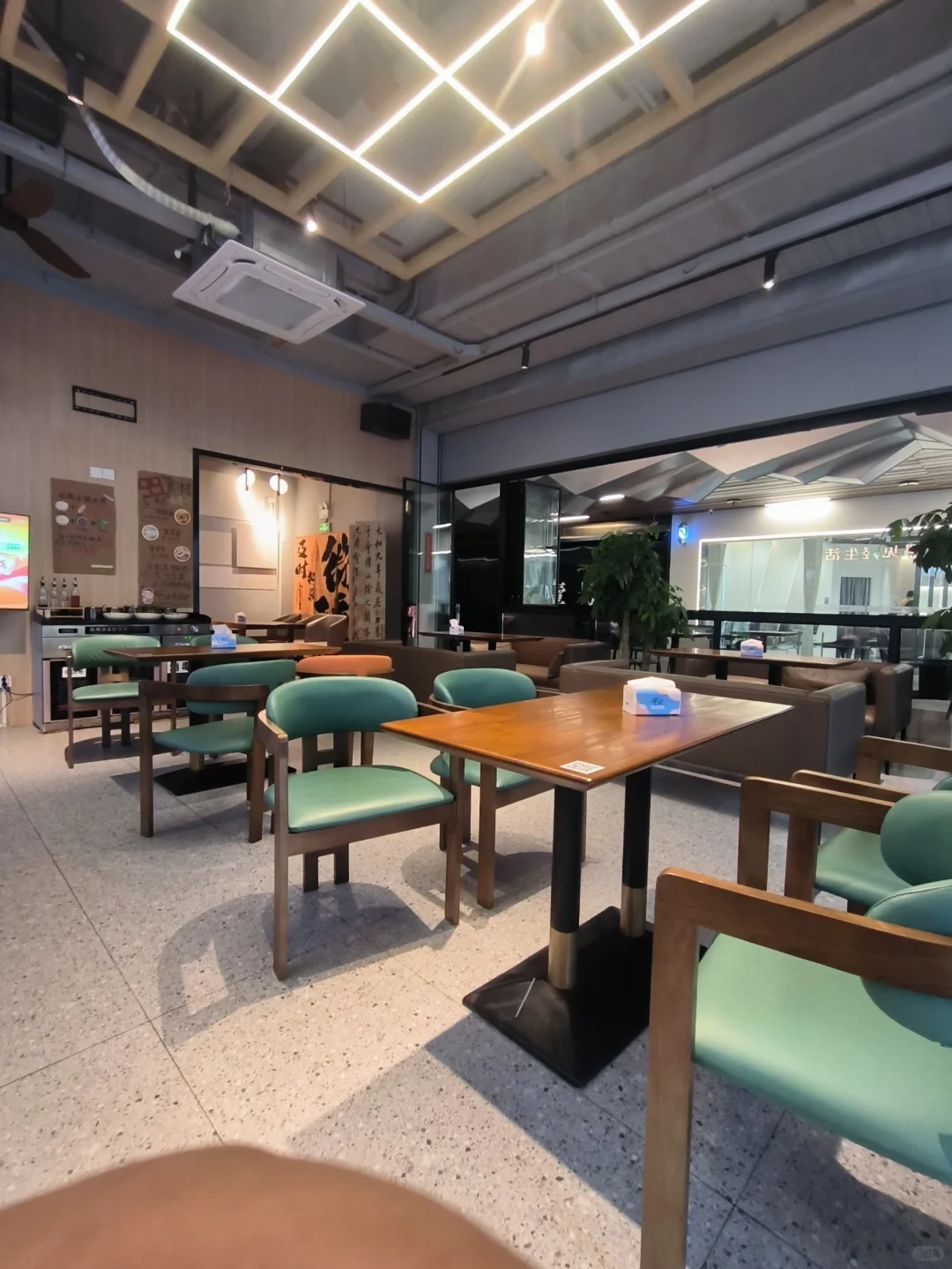 酒馆生意不好，中途改成米线店