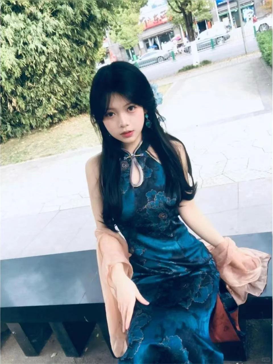 旗袍深色不一定显老气…