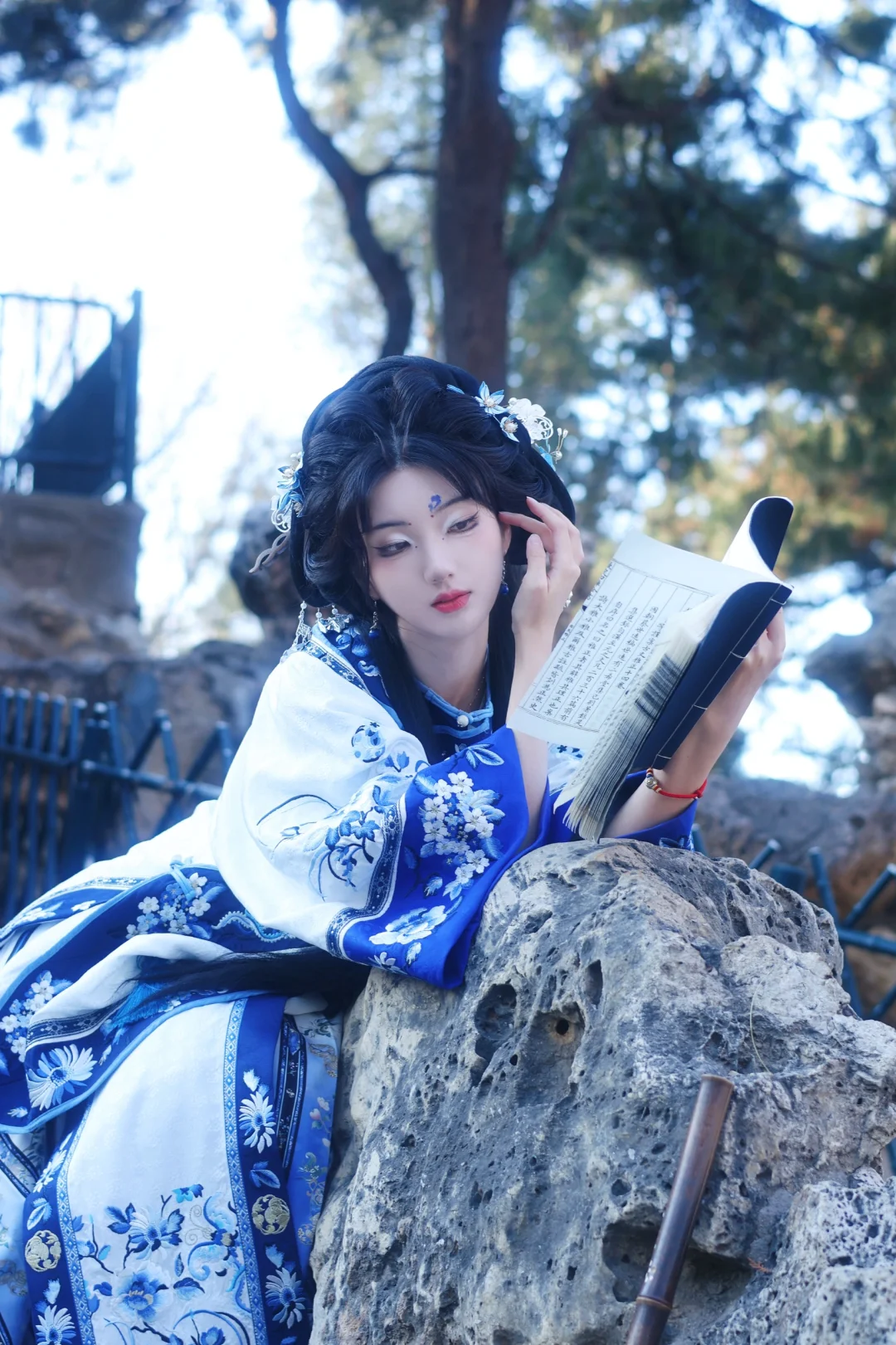 “宅院困不住她，她也不属于那里”