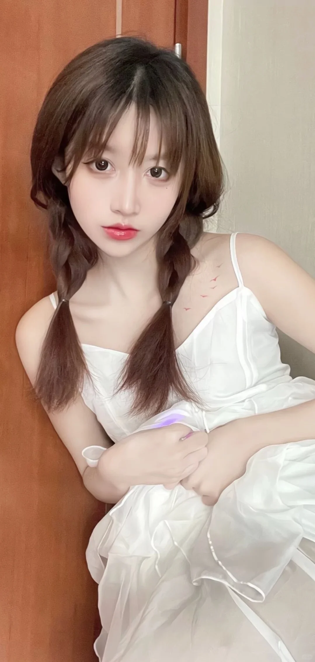 美人卷珠帘，深坐颦蛾眉