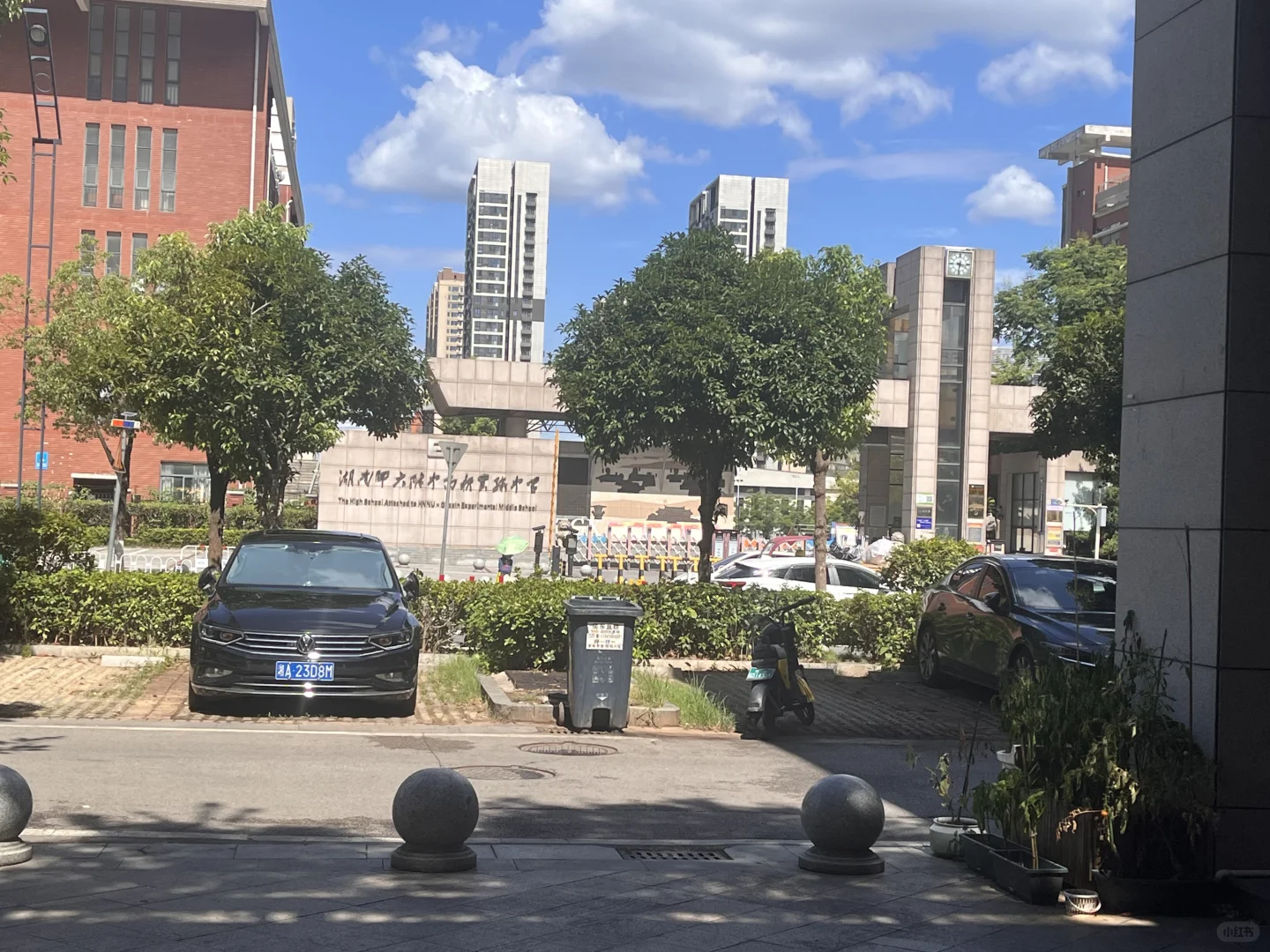 人流量超大的学校正门口旺铺转让来喽