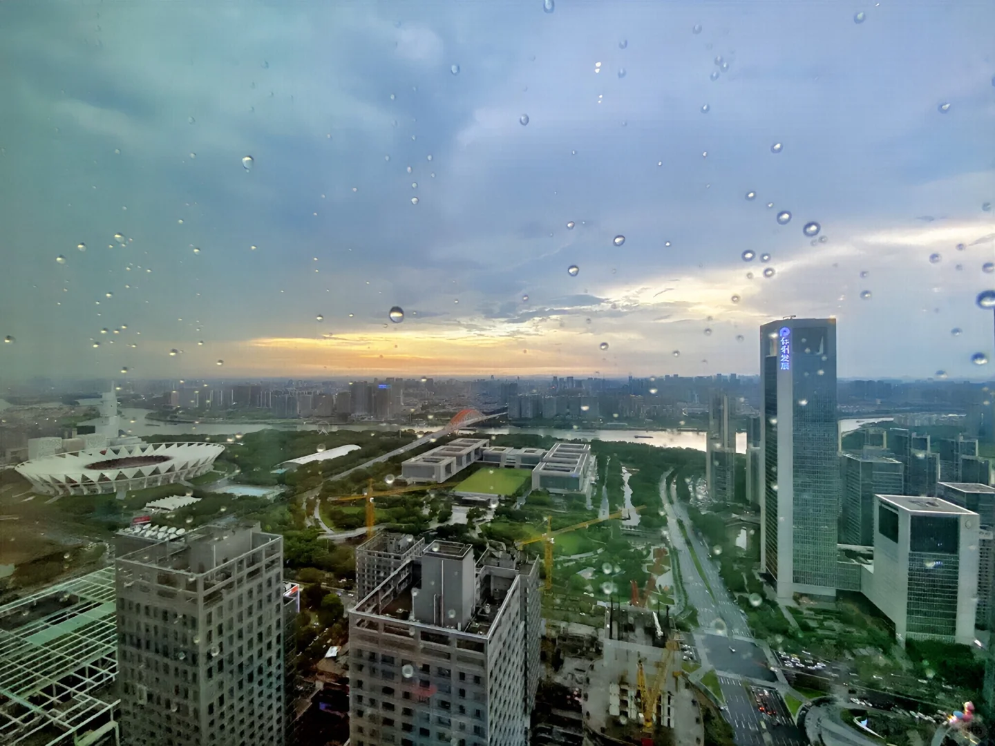 赶紧来看风看雨看落霞
