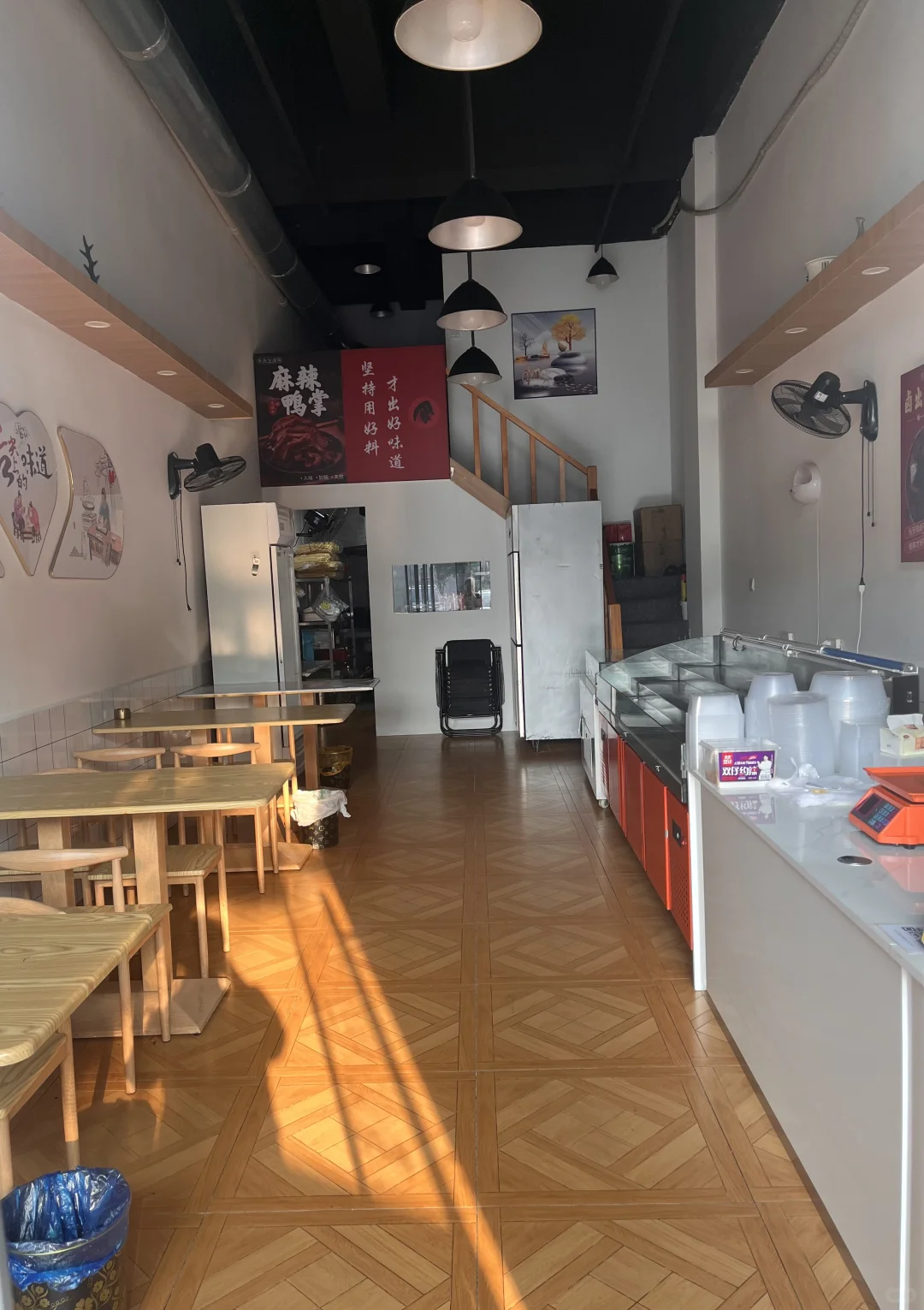 人流量超大的学校正门口旺铺转让来喽