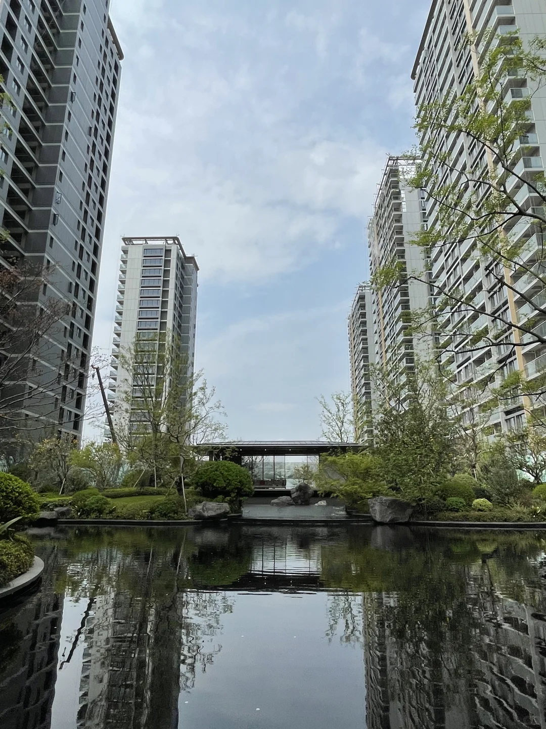 恭喜我吧，在杭州有房了，地铁直达西湖边。