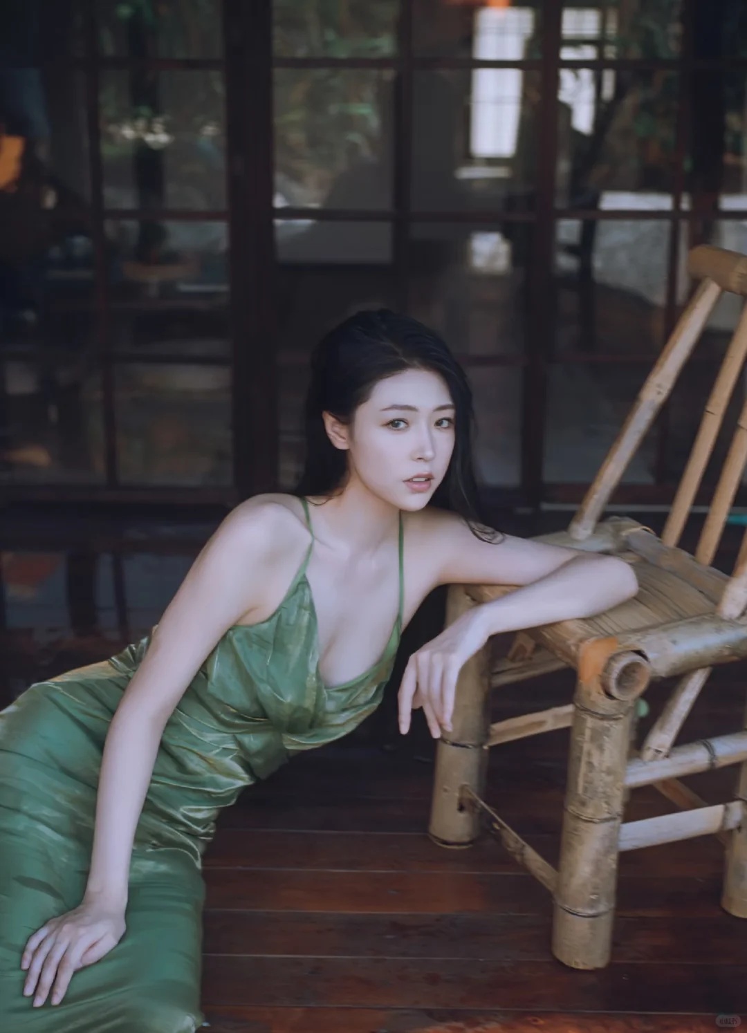 穿绿色裙子的东方美人在哪？