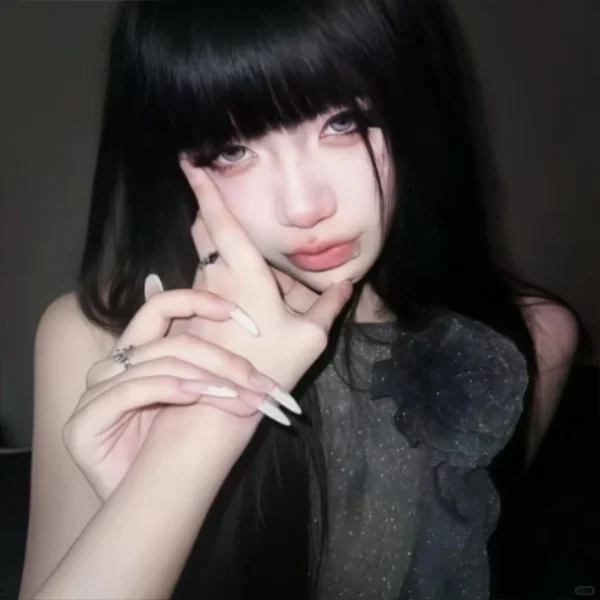 疯批女头｜我把自己烧成数据，爬进你的源代码