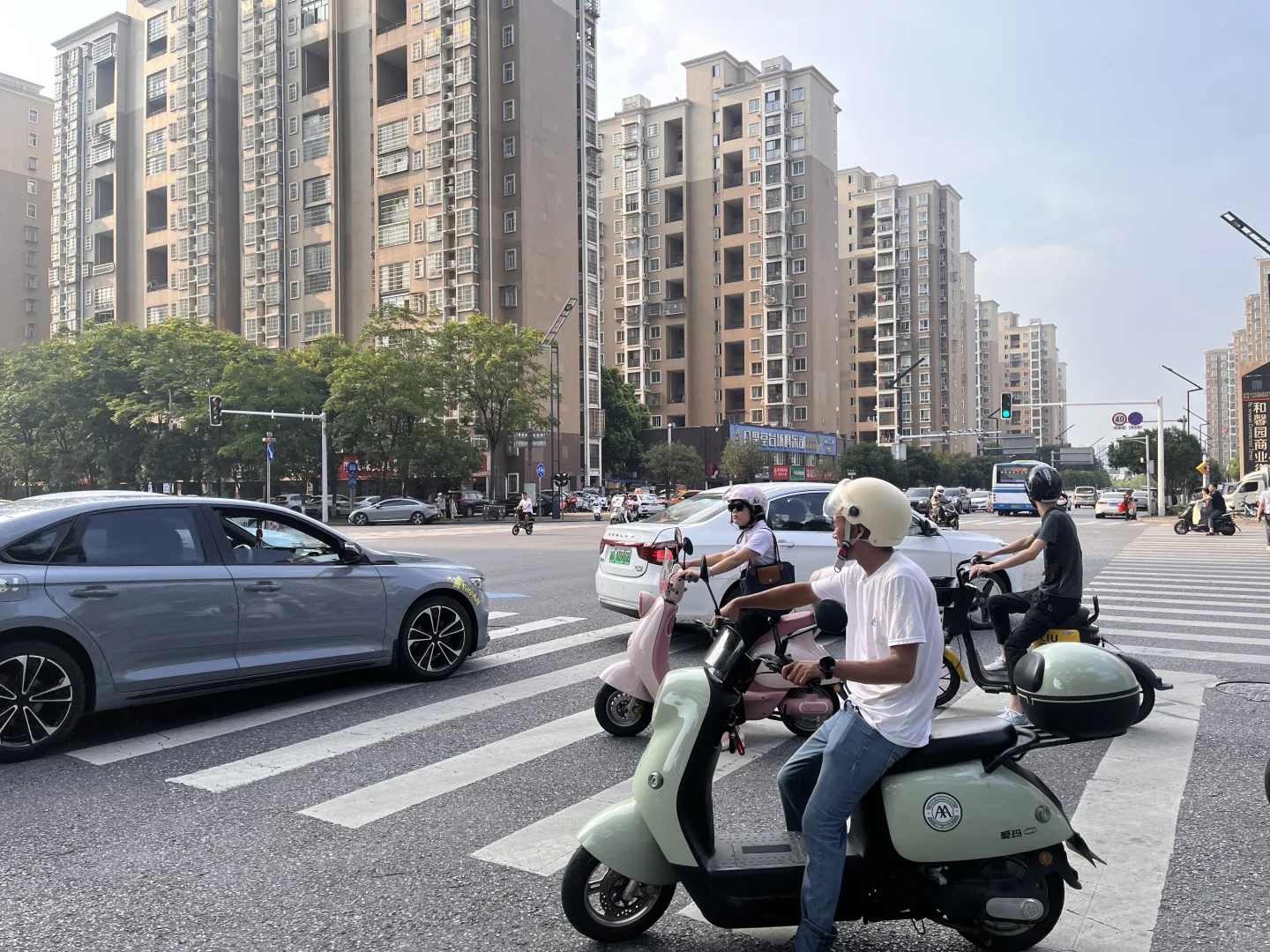 人流量超大的学校正门口旺铺转让来喽