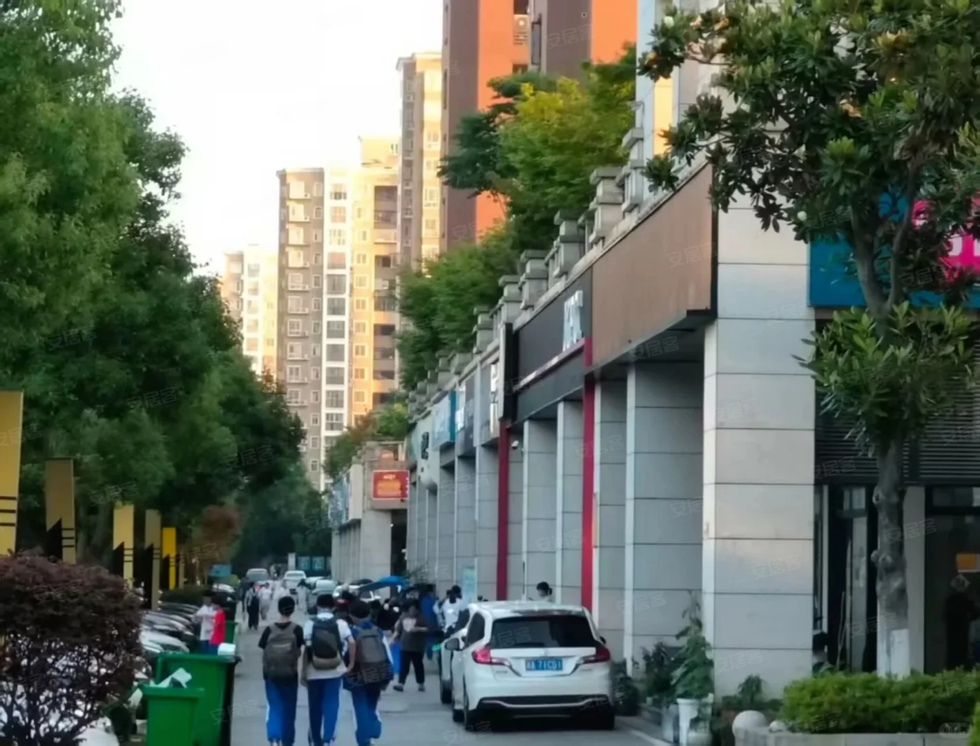 人流量超大的学校正门口旺铺转让来喽