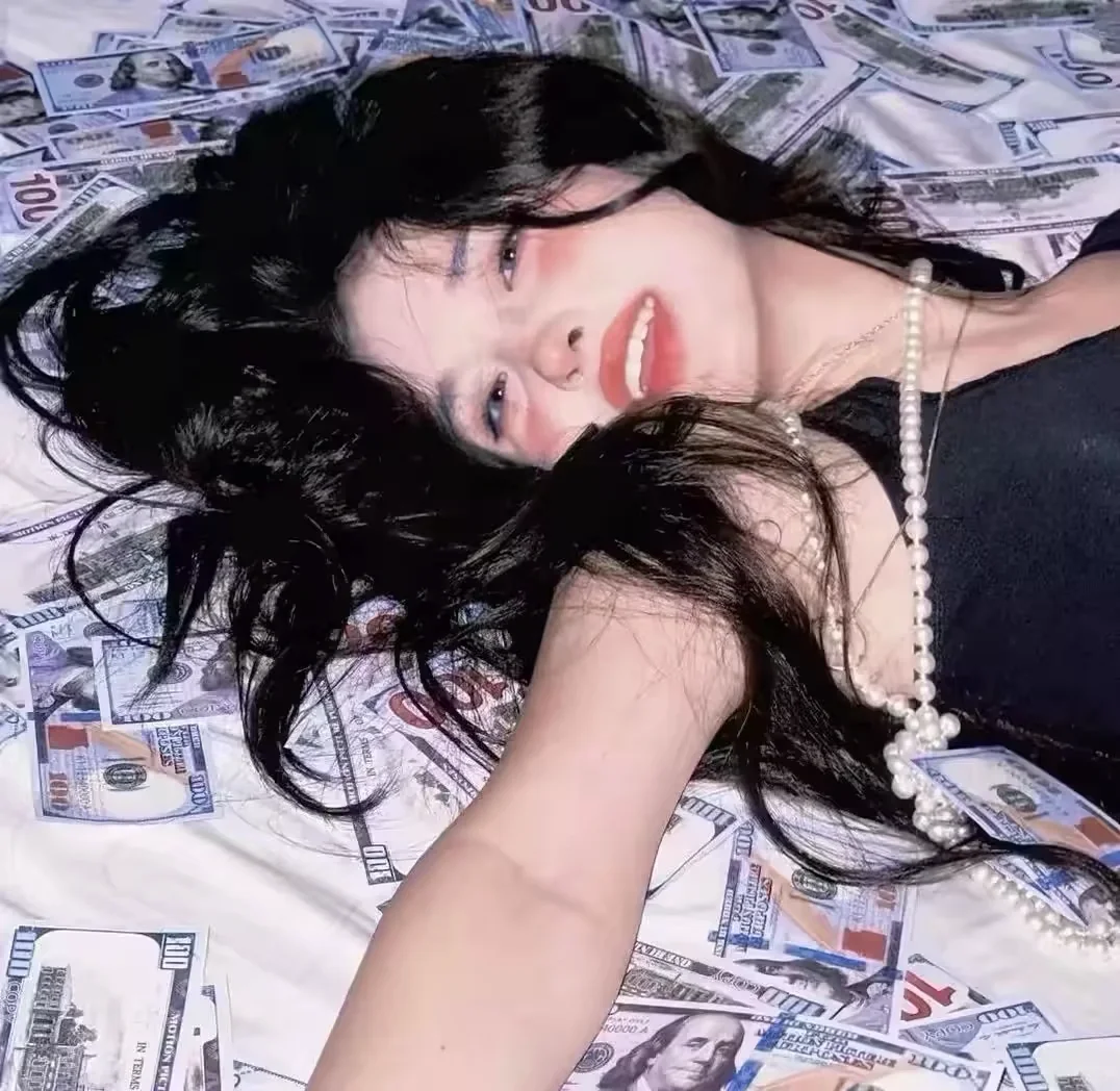 疯批女头｜我把自己烧成数据，爬进你的源代码