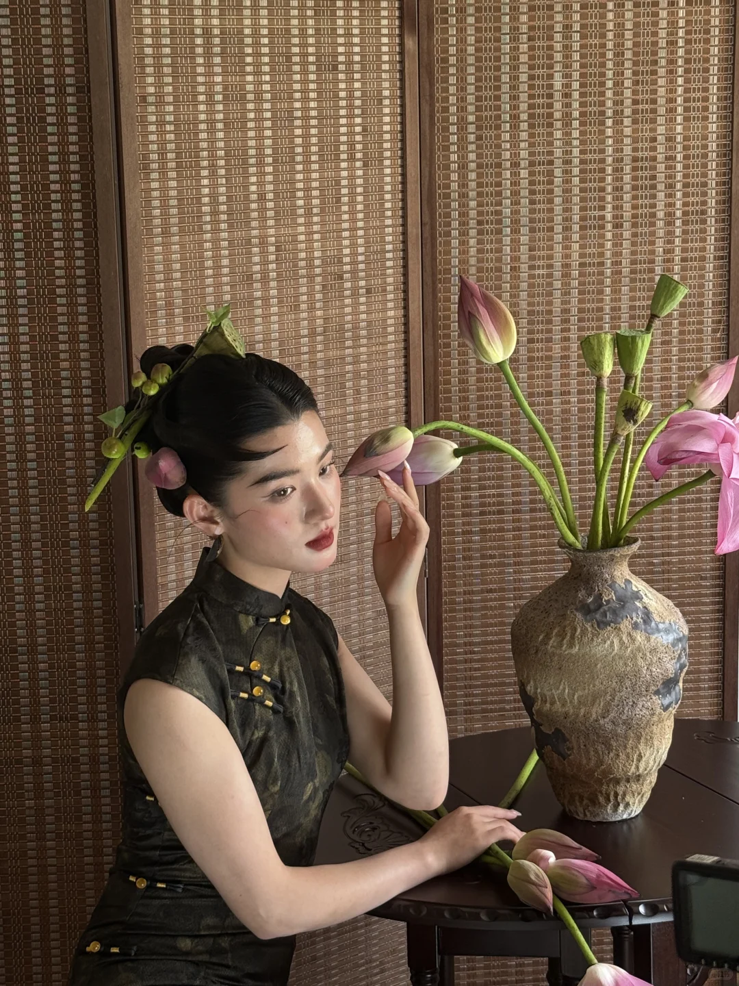 荷花入鬓，气质东方美人