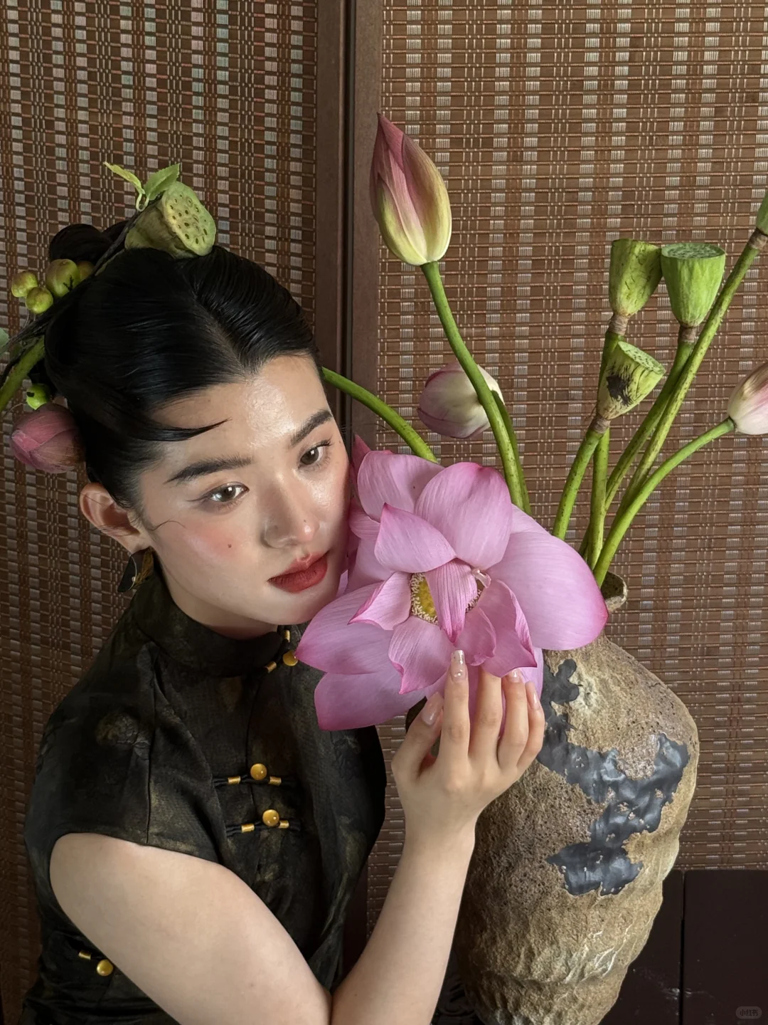荷花入鬓，气质东方美人