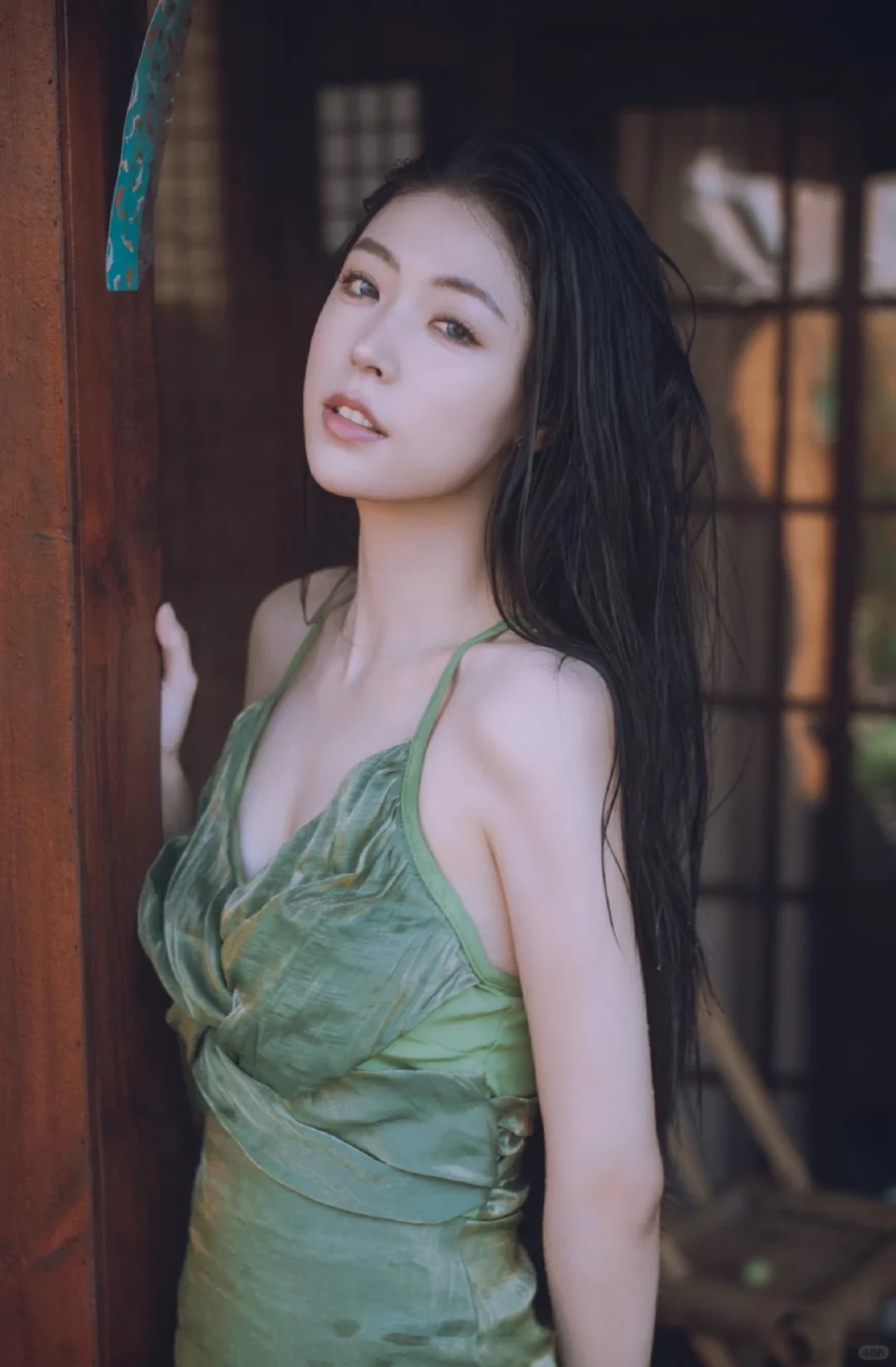 穿绿色裙子的东方美人在哪？