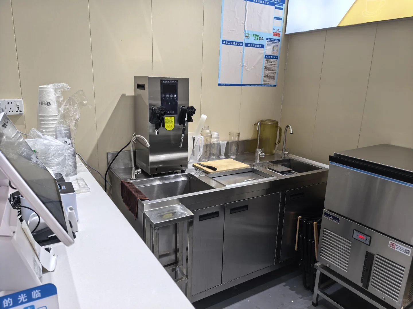 石龙奶茶店旺铺转让，8000转，租金1700