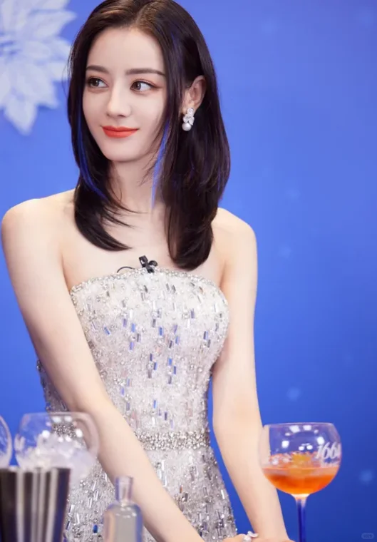 迪丽热巴，性感妩媚