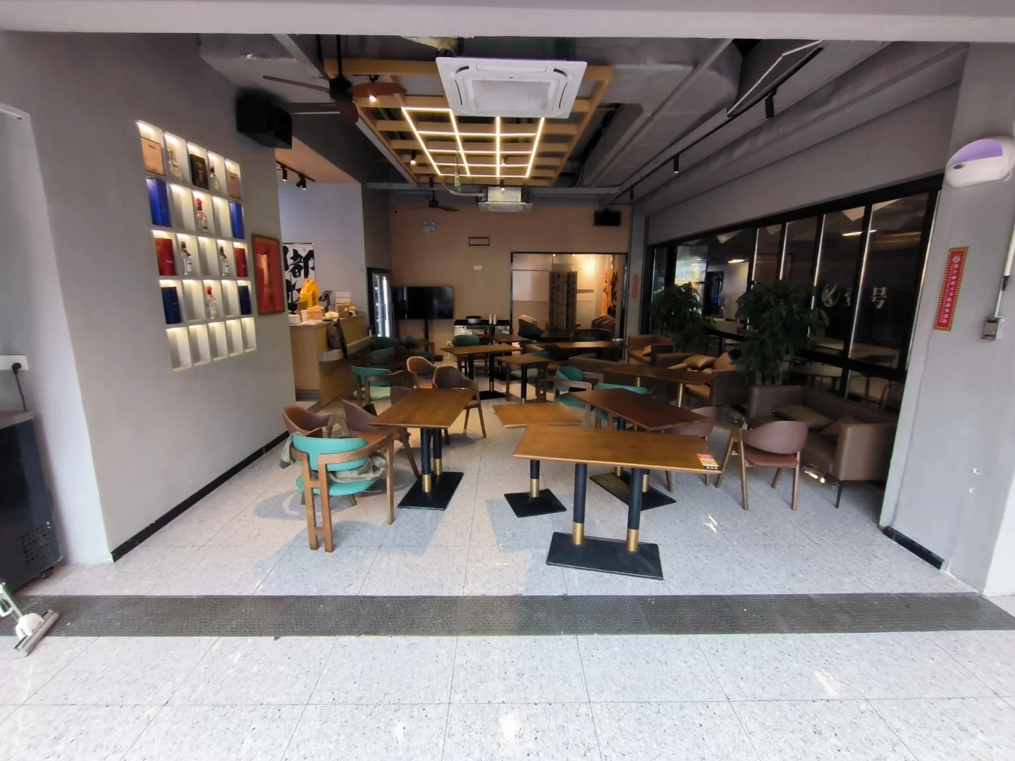 酒馆生意不好，中途改成米线店