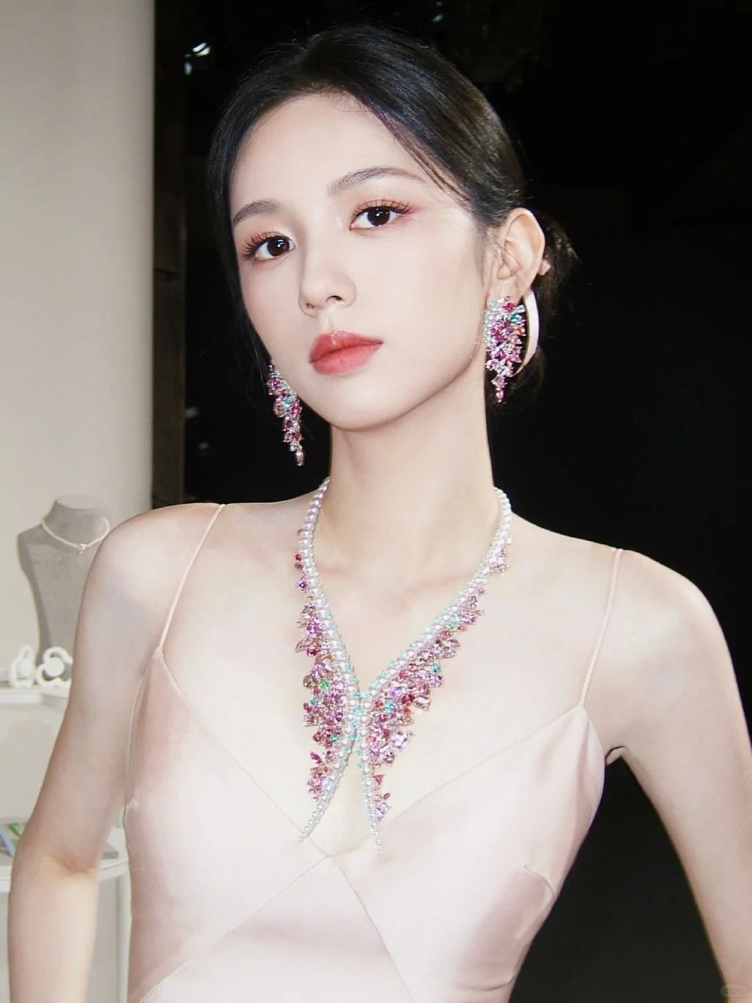 珠宝配美人具象化了。。。。。