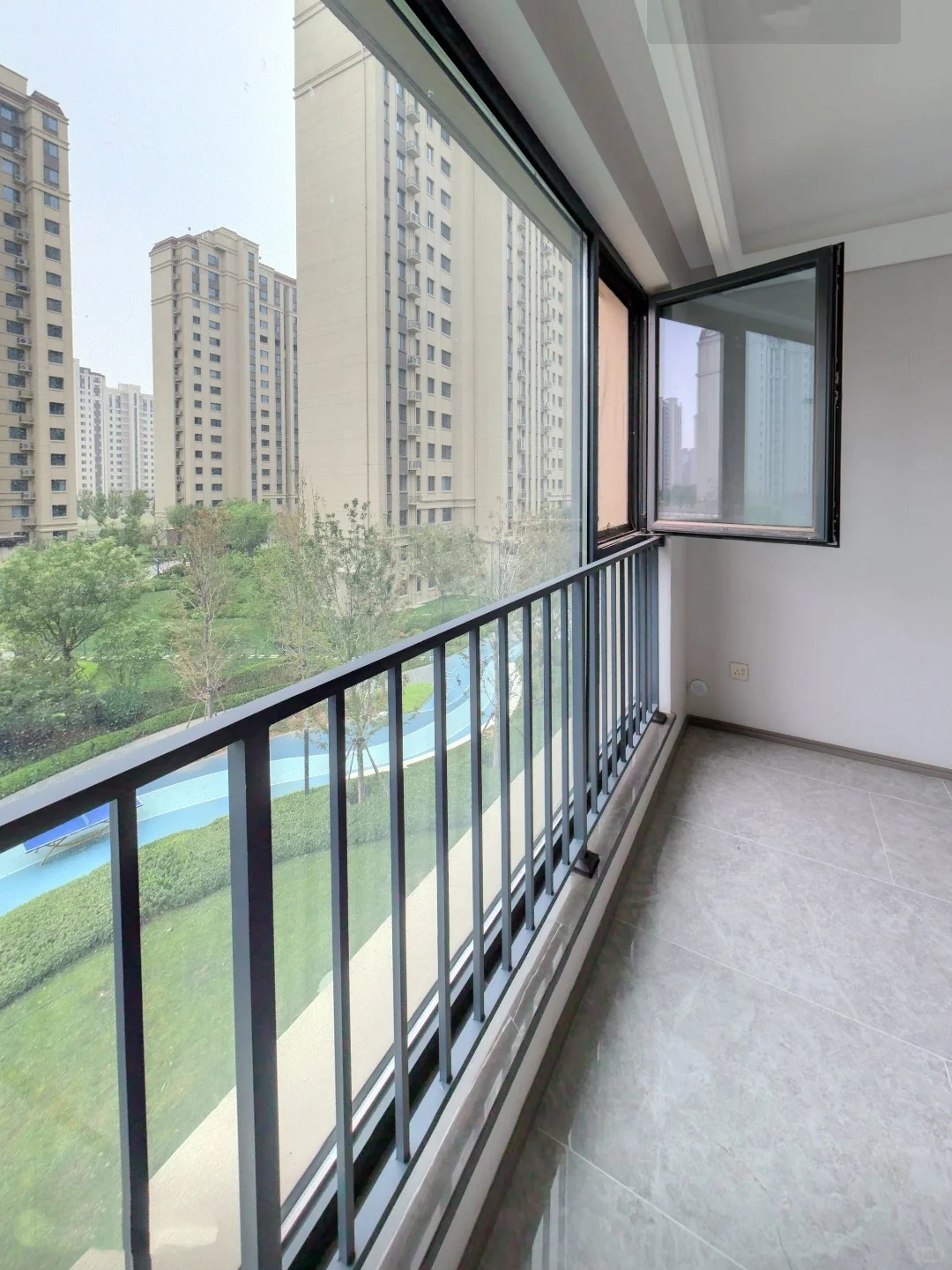 东区看房日记｜低楼层大阳台三居，采光绝