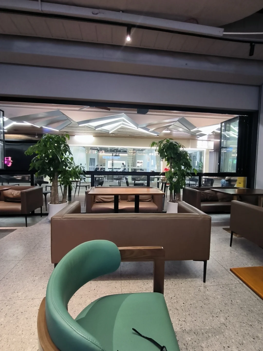 酒馆生意不好，中途改成米线店