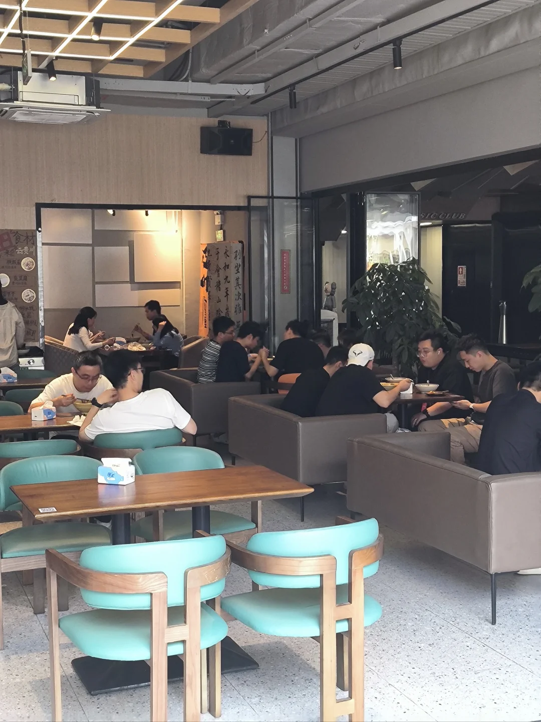 酒馆生意不好，中途改成米线店
