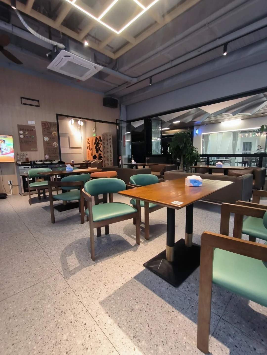 酒馆生意不好，中途改成米线店