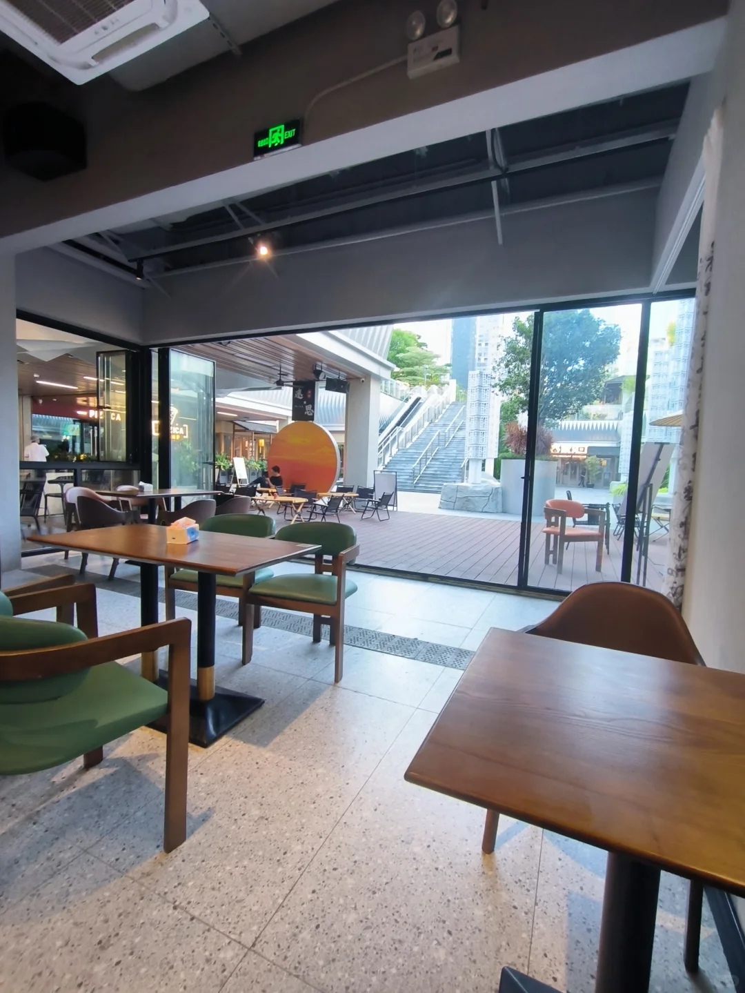 酒馆生意不好，中途改成米线店