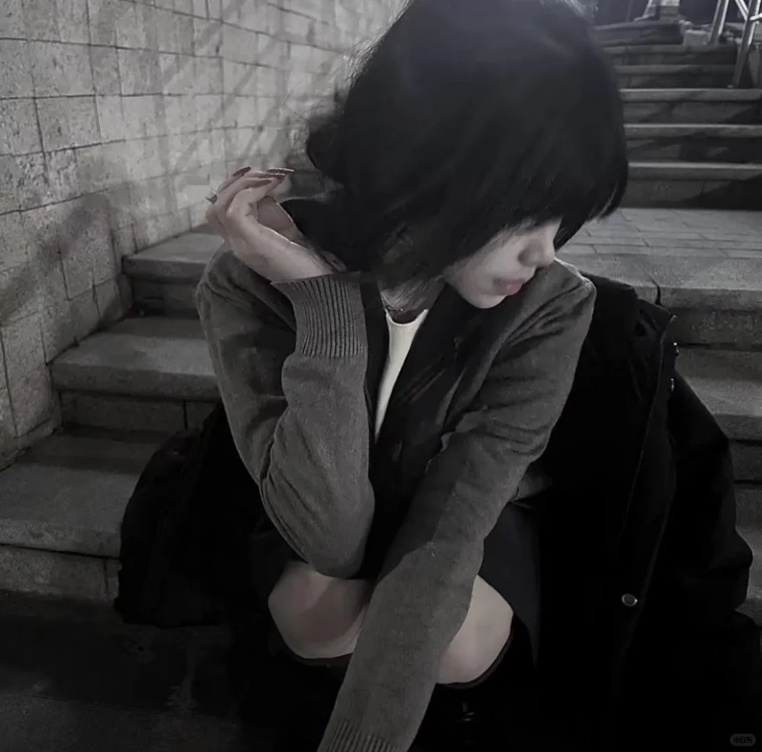 疯批女头｜我把自己烧成数据，爬进你的源代码