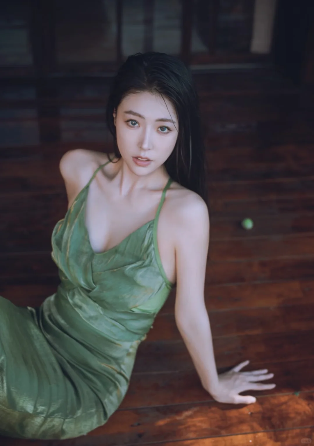 穿绿色裙子的东方美人在哪？