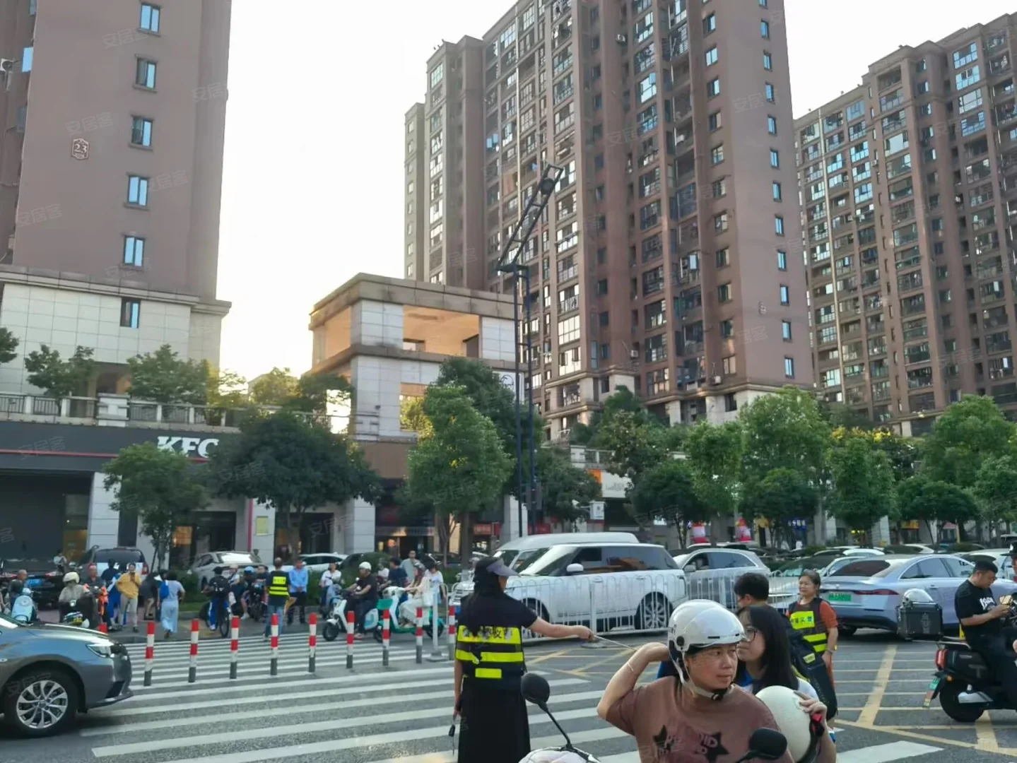 人流量超大的学校正门口旺铺转让来喽
