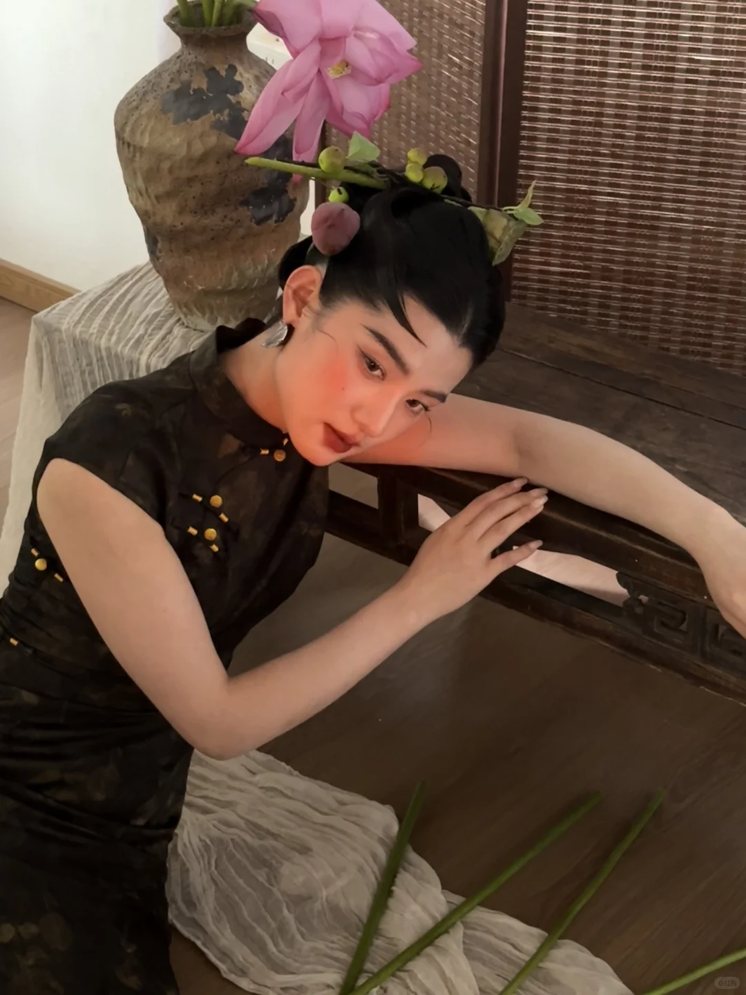 荷花入鬓，气质东方美人