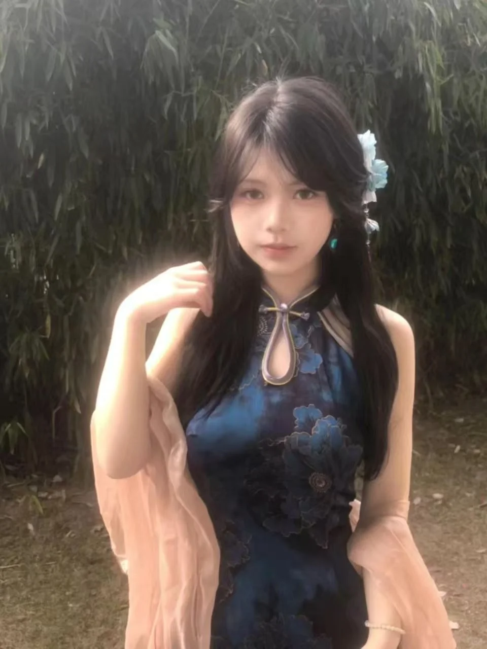 旗袍深色不一定显老气…