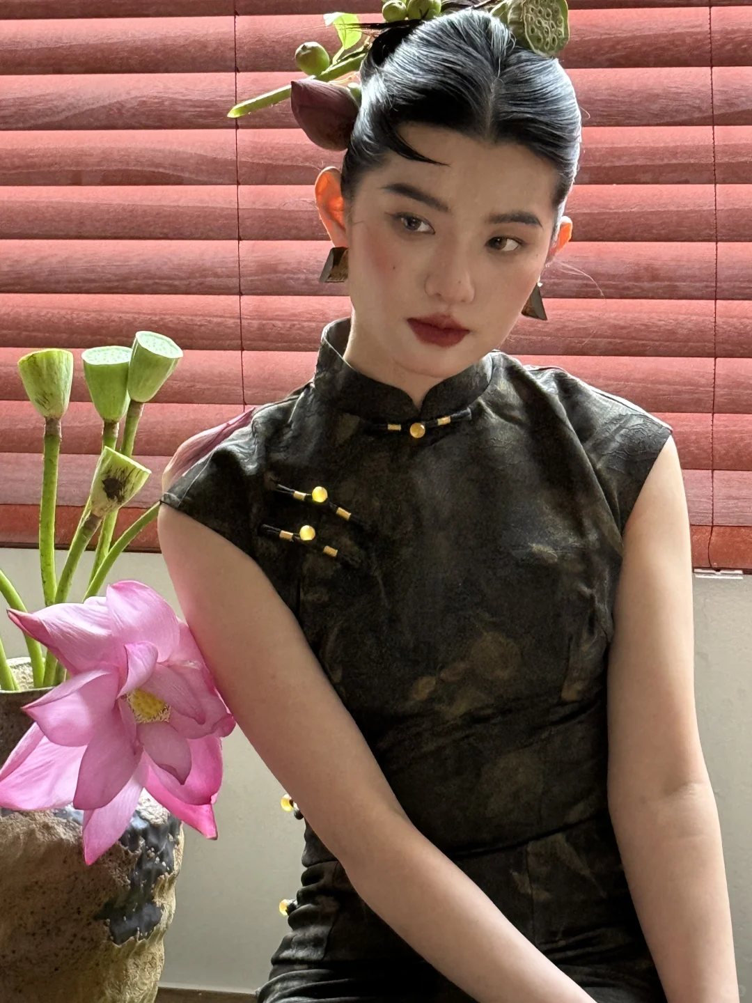 荷花入鬓，气质东方美人
