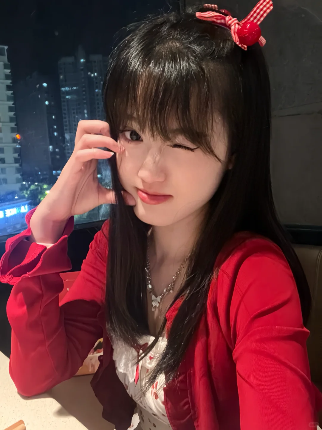 感觉红色真的显得人特别明媚娇艳