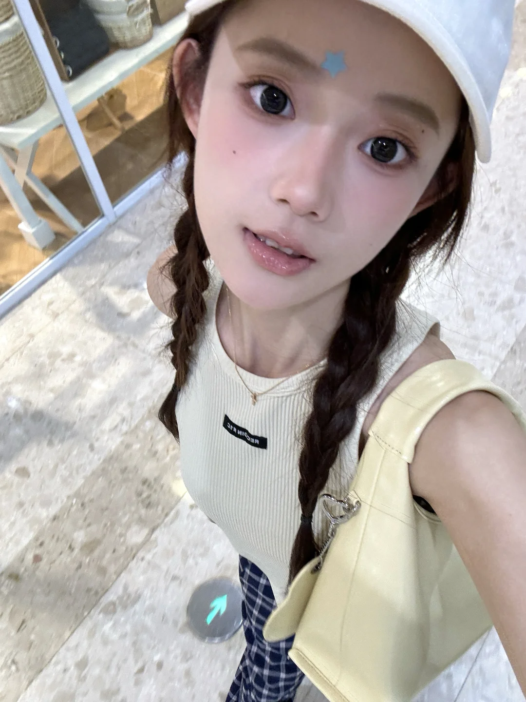 >< live