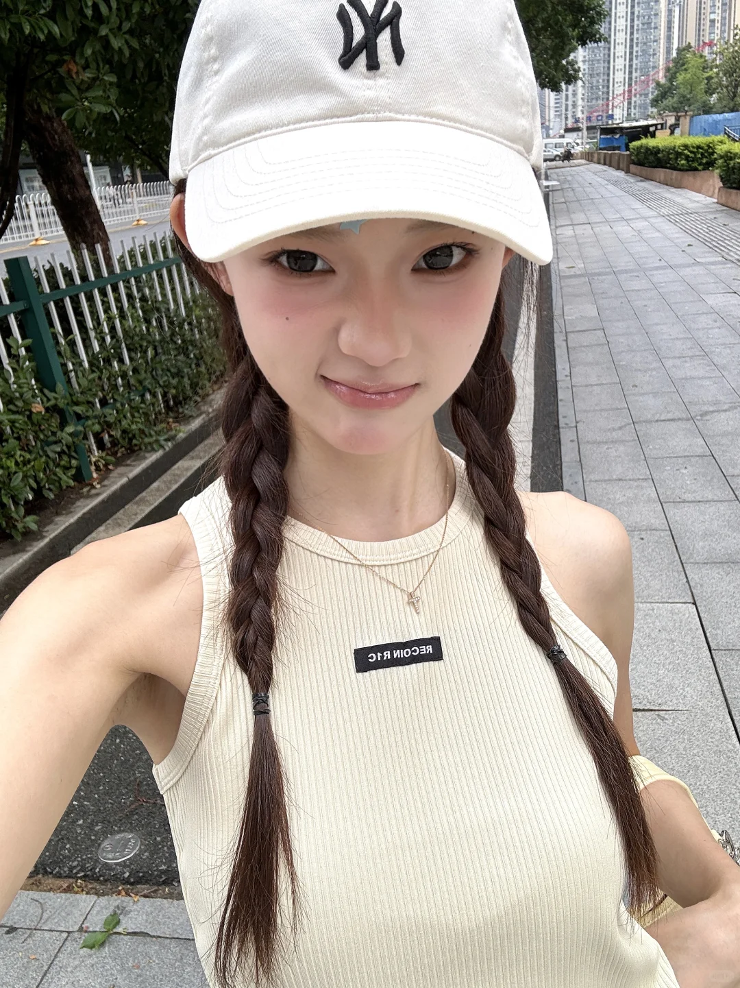 >< live