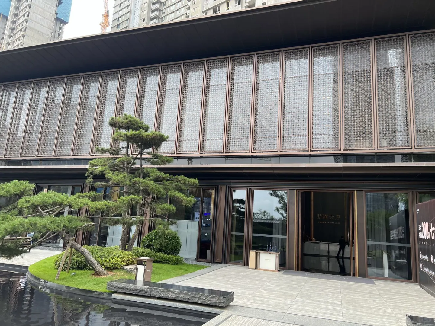 万达双塔楼下优质物业