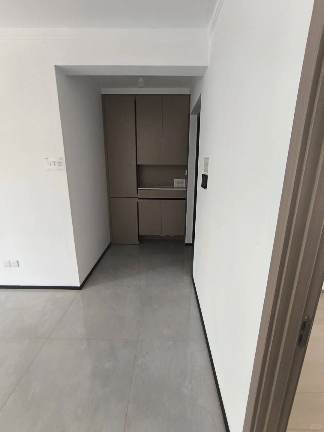 距离大明湖700米，新房随时入住，出售