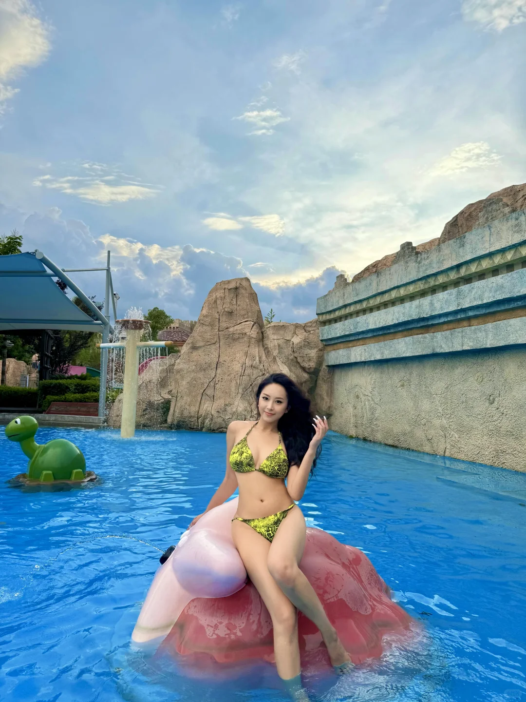 我年轻漂亮身材好 当然要穿比基尼👙啦！