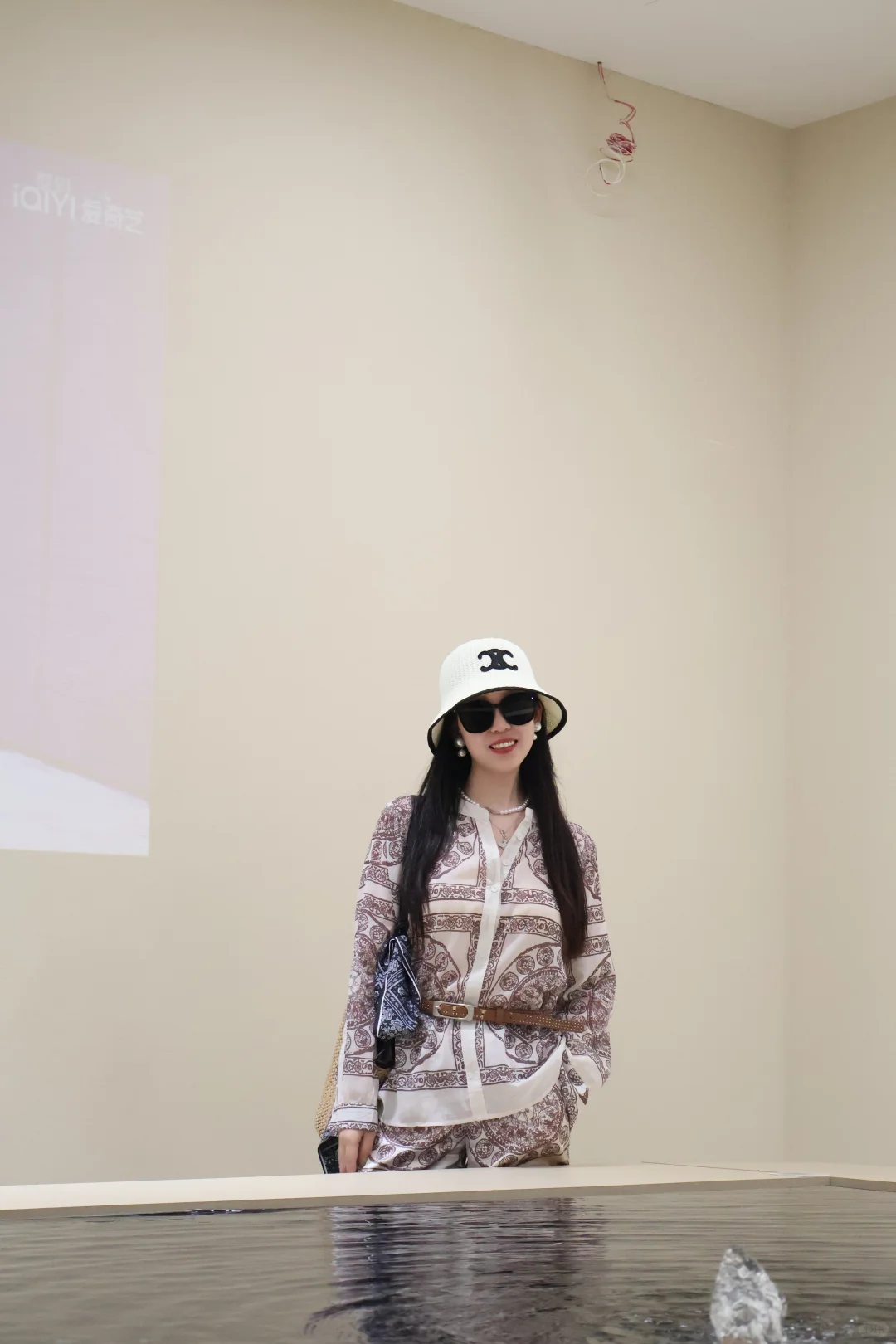 ☕️咖啡厅偶遇神仙姐姐，随手一拍都美到窒
