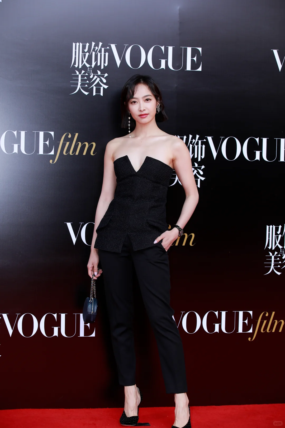 宋茜，黑色抹胸深V长裙活动生图直出