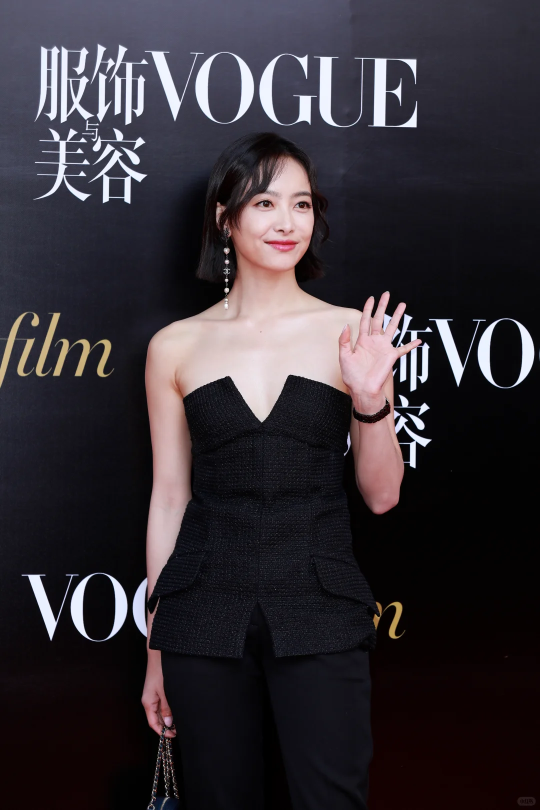 宋茜，黑色抹胸深V长裙活动生图直出